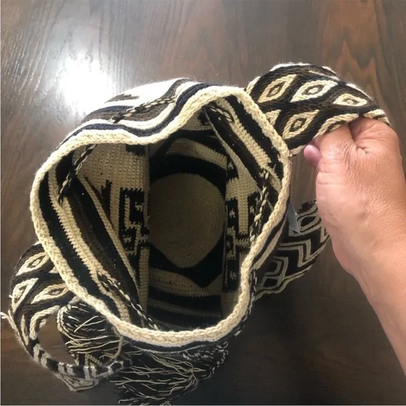 NWT SARAI WAYUU Black and Tan Patterned Woven Crossbody Bag Columbia made XL - Picture 16 of 16
